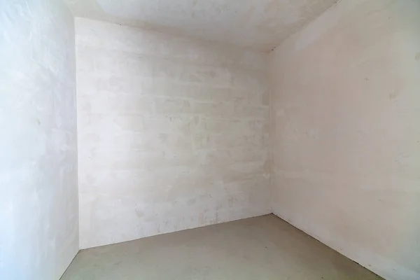 Töm oavslutat rum. Ofullbordad byggnads insida, vit rum. Reparationer i lägenheten. — Stockfoto