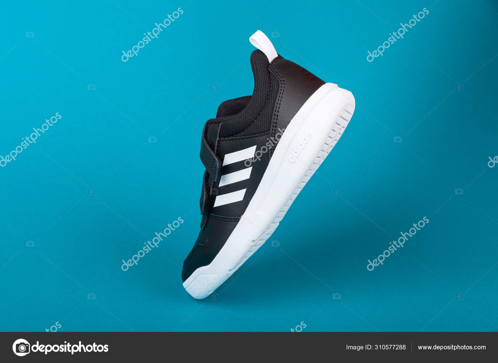 spiegel Ontwaken Aanvulling Varna , Bulgaria - AUGUST 13, 2019 : ADIDAS Tensauru sport shoe, on blue  background. Product shot. Adidas is a German corporation that designs and  manufactures sports shoes, clothing and accessories – Stock Editorial Photo  © dechevm #310577288