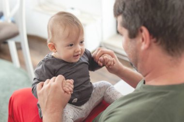 Mutlu baba evde bebeğiyle oynuyor. Aile, babalık kavramı 