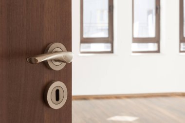 Ampty Room 'un yarı açık kapısı. Kapı kolu, kapı kilidi. Yeni ev kavramına hoş geldiniz.
