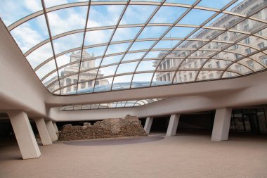 Sofya, Bulgaristan - 15 Şubat 2018: Bulgaristan 'ın Sofya kentindeki açık yeraltı müzesindeki Roma binası kalıntıları. Eski Serdica. 