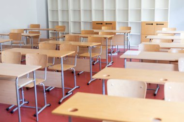 Ahşap masa ve sandalyeler ile boş sınıfa