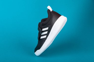 Varna, Bulgaristan - 13 Ağustos 2019: Adidas Tensauru spor ayakkabısı, mavi arka planda. Ürün çekimi. Adidas spor ayakkabıları, giysileri ve aksesuarları tasarlayan ve üreten bir Alman şirketidir.