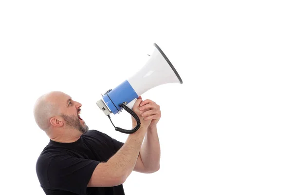 Retrato de um homem zangado a gritar com um megafone. Homem barbudo a gritar num megafone, isolado. Copiar espaço para o seu texto — Fotografia de Stock