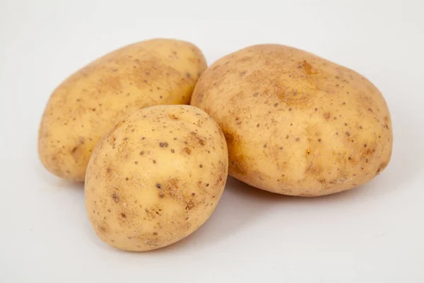 Primer plano de tres patatas — Foto de Stock