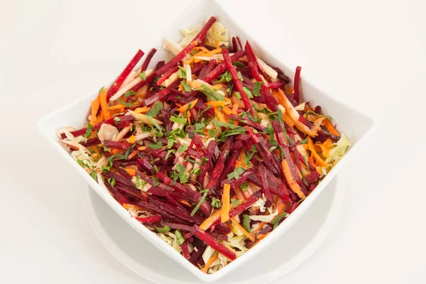Салат из свежей свеклы и моркови в белой тарелке — стоковое фото
