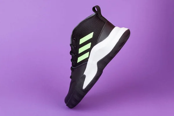 Varna, Bulgarije - 13 augustus 2019: Adidas sportschoen op paarse achtergrond. Productfoto. Adidas is een Duits bedrijf dat sportschoenen, kleding en accessoires ontwerpt en produceert — Stockfoto