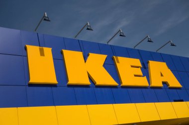 Varna, Bulgaristan - 24 Mayıs 2018: Varna, IKEA logosunu görmeniz gerekir. IKEA dünyanın en büyük mobilya perakendeci ve mobilya montajı hazır satıyor. 1943 yılında İsveç'te kurulan