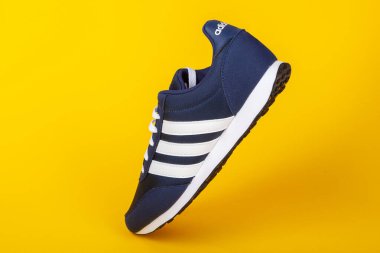 Varna, Bulgaristan - 2 Eylül 2019: Sarı arka planda Adidas V Racer spor ayakkabısı. Ürün çekimi. Adidas spor ayakkabıları, giysileri ve aksesuarları tasarlayan ve üreten bir Alman şirketidir.