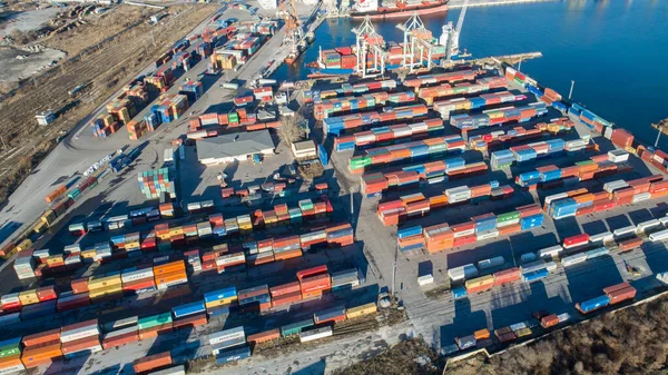 Vista aérea do terminal de contêineres portuários. Porto de carga industrial com navios e guindastes . — Fotografia de Stock