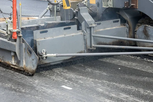 Close up asphalt laying machine. Asphalt paver. Tarmac road laying machine. Asphalt spreader. Road construction — Stock Photo, Image