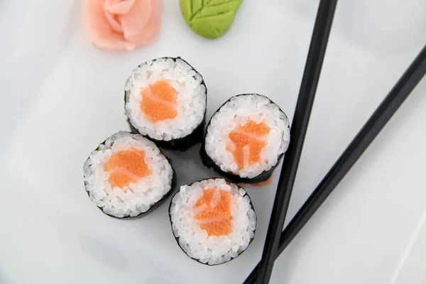 Hosomaki, salmone. Rotoli di sushi giapponesi tradizionali — Foto Stock