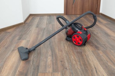 Elektrikli süpürge ahşap zemin üzerinde. Ev Temizleme