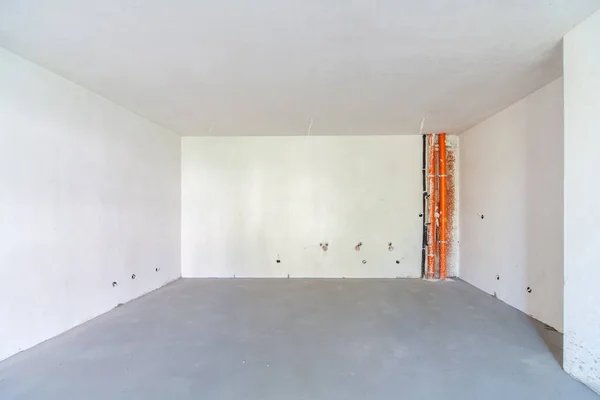 비어 있는 미완성 방. 미완성 건물 인테리어, 흰색 방. 아파트 수리. — 스톡 사진