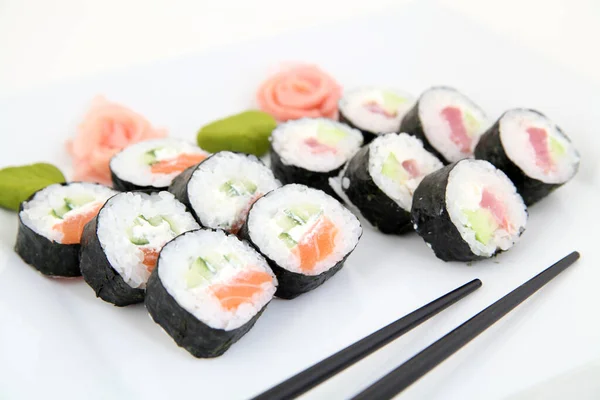 Suşi beyaz tabakta ayarla. Geleneksel Japon suşi rulo — Stok fotoğraf