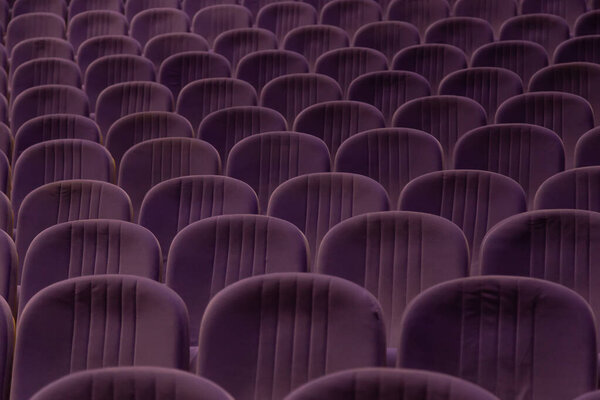 Пустые места в кинотеатре или кинотеатре, вид спереди

