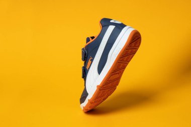 Varna, Bulgaristan - Sarı arka planda 4 Mayıs 2020 PUMA spor ayakkabısı. Puma bir Alman şirketi. PUMA dünyanın en büyük üçüncü spor giyim üreticisi. Ürün çekimleri