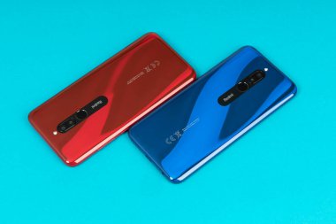 Varna, Nulgaria - 16 Mayıs 2020: Ruby Red ve Sapphire Blue renklerinde Redmi 8 Android akıllı telefonlarının arkası. Redmi, Çinli elektronik şirketi Xiaomi 'ye ait bir markadır..