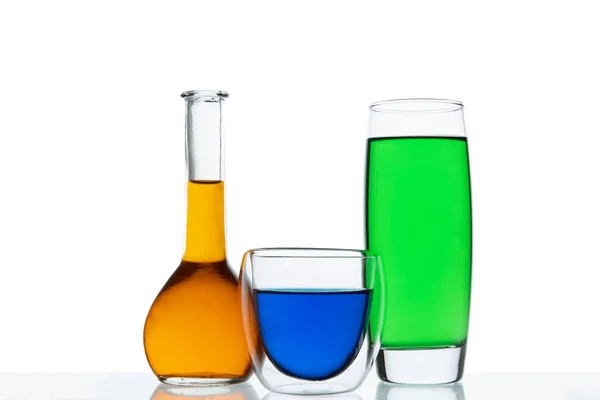 Diferentes Tipos Vasos Con Diferentes Bebidas Colores Aislados Blanco — Foto de Stock