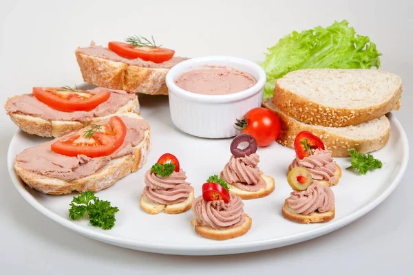Bord Met Plakjes Brood Met Zelfgemaakte Paté Versierd Met Groenten — Stockfoto
