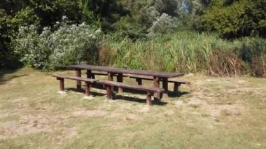 Ahşap piknik masası ve parkta bank.