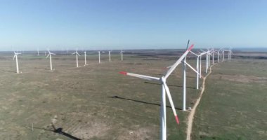 Bir rüzgar türbininin 4K hava aracı görüntüsü. Elektrik üretimi için yel değirmeni. Yeşil enerji. Yenilenebilir enerji.