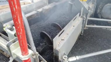 Asfalt döşeme makinesini kapatın. Asfalt kaldırım taşı. Asfalt yol döşeme makinesi. Asfalt açıcı. Yol yapımı