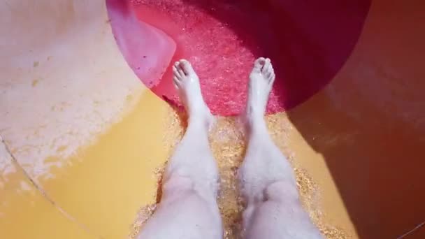 Point Vue Homme Sur Toboggan Aquatique Dans Parc Aquatique — Video