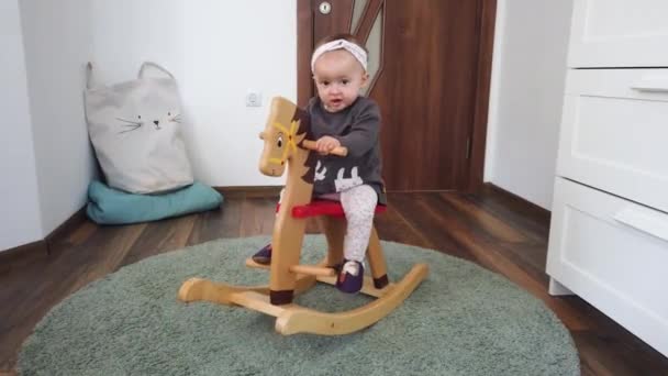 Menina Bebê Feliz Jogando Cavalo Balanço Madeira Infância Jogo Casa — Vídeo de Stock