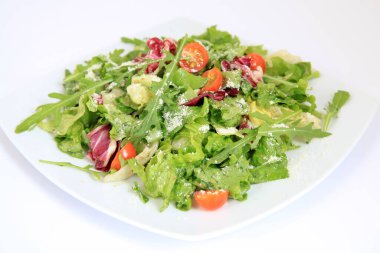 Taze sebze salatası, domates, parmesan ve roka.