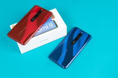 Varna, Nulgaria - 16 Mayıs 2020: Yakut kırmızısı ve mavi arkaplanda Sapphire mavisi ile Xiaomi Redmi 8 Android akıllı telefonun arkası. Redmi, Çinli elektronik şirketi Xiaomi 'ye ait bir markadır..