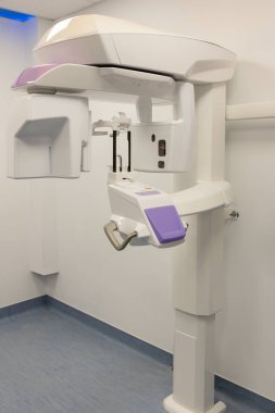 Klinikte 3D x-ray tarayıcı panorama makinesi var. 3B diş tarayıcı