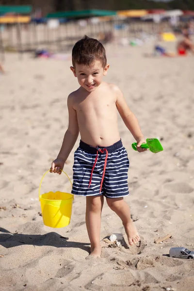 Mały Szczęśliwy Chłopiec Bawić Się Piaskiem Zabawkami Letniej Plaży — Zdjęcie stockowe