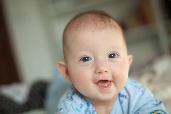 Çekici Bir Bebeğin Portresi Yüzüstü Yatıp Gülüyor Aile Sabahı Evde — Stok fotoğraf