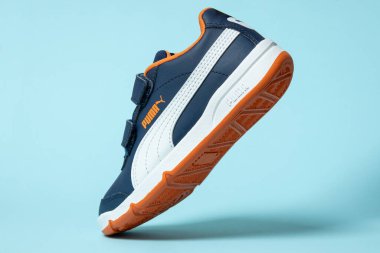 Varna, Bulgaristan - 4 Mayıs 2020 PUMA spor ayakkabısı mavi arka planda. Puma bir Alman şirketi. PUMA dünyanın en büyük üçüncü spor giyim üreticisi. Ürün çekimleri