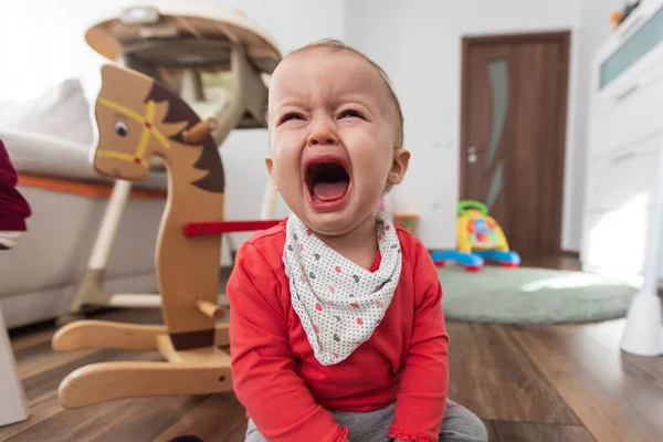 Tyttö Istuu Lattialla Kotona Itkee Yhden Vuoden Ikäinen Vauva Itkee — kuvapankkivalokuva