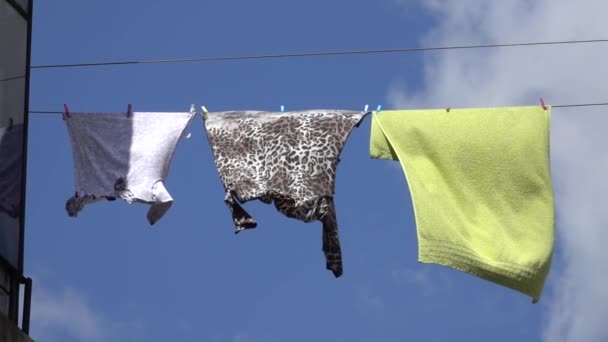 Sušící Prádlo Prádelní Šňůře Vlnění Zpomaleného Pohybu — Stock video