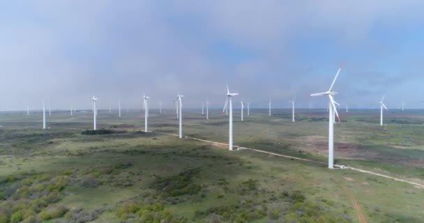 Vista Aérea Fazenda Moinhos Vento Turbinas Eólicas Modernas Vento Fonte — Vídeo de Stock