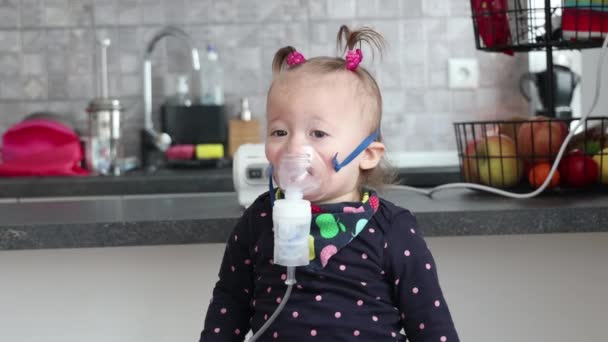 Roztomilé Děťátko Masce Inhalátoru Postup Inhalace Doma Kojenecká Respirační Terapie — Stock video