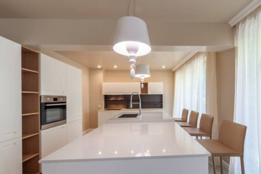 Yeni modern beyaz mutfak. Yeni evim. İç fotoğrafçılık