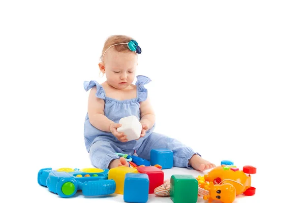 Mała Dziewczynka Bawiąca Się Zabawkami Odizolowana — Zdjęcie stockowe