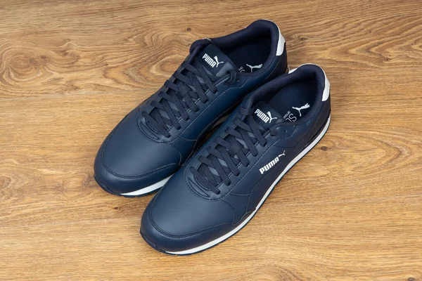 Varna Bulgarije Oktomber 2019 Puma Runner Lederen Sportschoenen Houten Ondergrond — Stockfoto