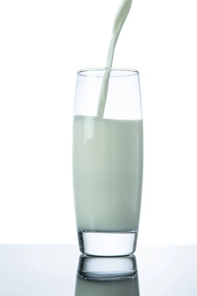 牛乳をガラスに入れ 白い背景に隔離された — ストック写真