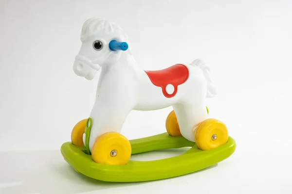 Plastikowy Koń Kołysanie Zabawki Białym Tle — Zdjęcie stockowe