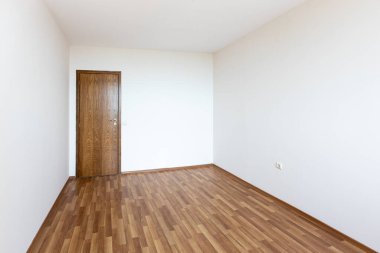 Boş parlak oturma odası. Yeni iç mekan. Ahşap zemin.
