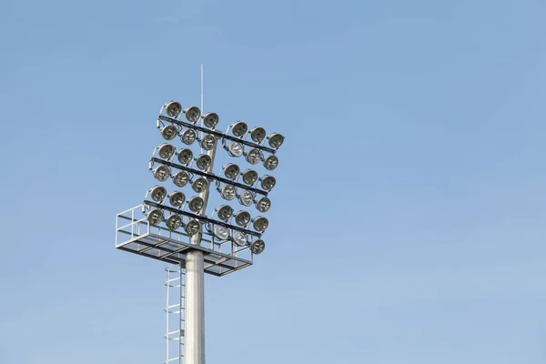 Große Scheinwerfer Beleuchten Turm Einer Sportarena Stadion — Stockfoto
