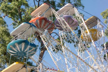 Renkli dönme dolaba yakın çekim 