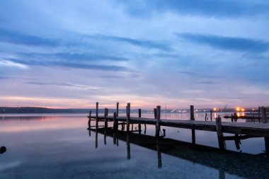 Gölde muhteşem bir gün batımı ahşap iskelesi. Varna Gölü üzerinde sakin bir gün batımı.