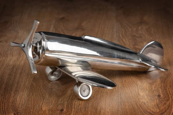 金属老式飞机玩具 前置螺旋桨 木制背景复古玩具 — 图库照片