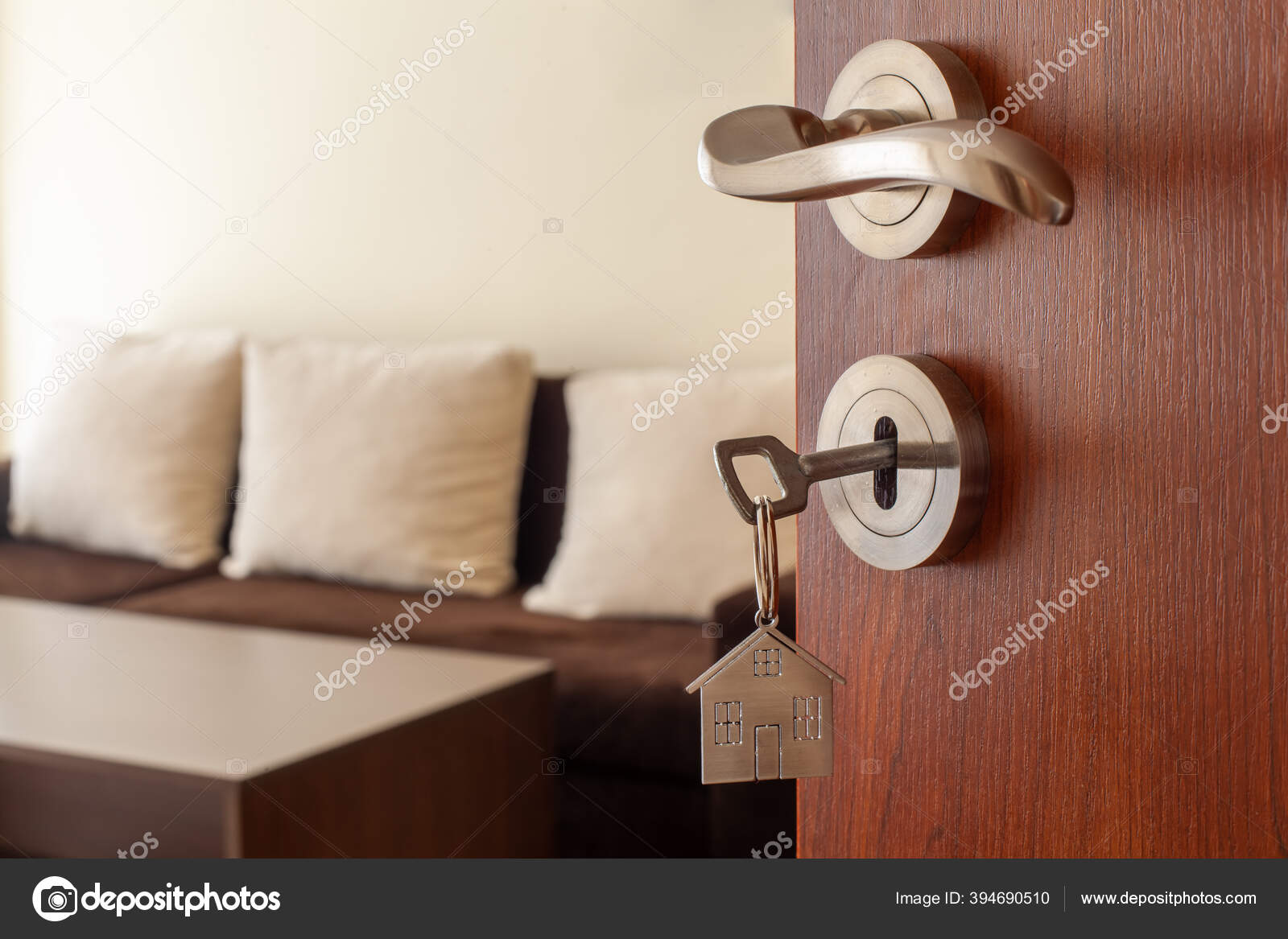 Open Door New Home Door Handle Key Home Shaped Keychain — Stock